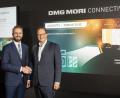 Bild: DMG Mori AG
Christian Thönes (rechts), Vorstandsvorsitzender der DMG Mori AG, und Marco Bauer, Geschäftsführer der BAM GmbH, besiegeln die Zusammenarbeit. Mit dem Softwareunternehmen "up2parts", das aus der BAM hervorgeht, will der Maschinenbauer Fertigungsprozesse digitalisieren, vereinheitlichen und professionalisieren.