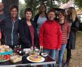 Bild: trj
Die Teilnehmer der Wildkräuterführung mit Dozentin Ulrike Gschwendtner (Vierte von links) am Kräuterbüfett.