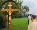 Bild: chl
Pfarrer Dominik Mitterer segnet das frisch restaurierte Dorfkreuz in Altmannshof.