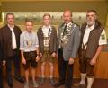 Bild: dob
Drei Könige auf einmal. Welcher Schützenverein kann das schon im Sportschützengrenzgau vorweisen. Von links nach rechts: Stellvertretender Gauschützenmeister Josef Bäumler, Bürgermeister Andreas Wutzlhofer, Gaujugendkönig Philipp Eger, Bezirksschützenjugendkönig Andreas Bäumler, Gauschützenkönig Hans Kellner und der Oberlinder Schützenmeister Peter Meier.