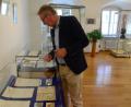 Bild: Kunz
Stadtrat Reinhold Wildenauer bestaunt in einer Vitrine die hervorragenden Zeugnisse Max Regers.