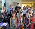 Bild: mef
Stolz präsentieren sich die Musikschüler beim kleinen Konzertabend in der Schule.