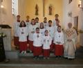 Bild: gi
Lena Liebl (vorne Mitte mit Heft) wird beim Gottesdienst in die Schar der Tröbeser Ministranten aufgenommen. Dazu gratulieren Pfarrer Josef Most und die beiden Oberministranten Johannes Eger (links oben) und Tobias Hofmeister (rechts oben).