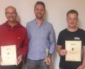Bild: krb
Der Vorsitzende des Neustädter Schachclubs Alexander Graf (Bildmitte) hatte wieder einmal die Nase vorn und wurde Stadtmeister im Schach, gefolgt von Stephan Hoven auf Platz zwei (links). Auf Platz drei landete Johannes Denz (rechts), der damit auch bester Jugendlicher war.