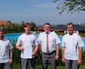 Bild: Stefanie Gradl
Bürgermeister Hans-Martin Schertl (Zweiter von rechts) und die beiden Schwimmmeisterkollegen Albert Friedrich (rechts) und Gerhard Schertl (links) gratulieren Sandro Schnellinger (Zweiter von links) zur bestandenen Prüfung. Auch ansonsten waren die Verantwortlichen mit dem Zuspruch des Freibads heuer zufrieden.