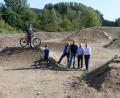 Bild: rn
Bürgermeister Joachim Neuß (rechts) führt ein Eschenbacher "Erkunderteam" durch den "Dirtpark" Auerbach.