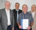 Bild: kro
Herbert Schicker wurde für 20 Jahre Mitgliedschaft beim VdK Mähring geehrt. Unser Bild zeigt (von links) VdK-Kreisgeschäftsführer Harald Gresik, Lebenshilfe-Kreisvorsitzender Roland Grillmeier, Herbert Schicker und VdK-Ortsvorsitzender Uwe-Karsten Mühlenbeck.