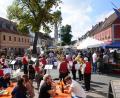 Bild: bey
Erstmals wurden über den Marktplatz verteilt kleine Sitzgruppen mit Biertischgarnituren aufgestellt, um die Besucher zum Verweilen auf dem Markt einzuladen, wie hier beim mittäglichen Standkonzert der Stadtkapelle Pleystein.