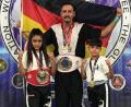 Bild: exb
Die Scorpion-Fighters Georgia Dabrowski, Nino Lourzki und Maurice Dabrowski (von links) gewannen bei der WM in Kroatien zwei Titel und holten zweimal Silber.