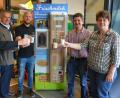 Bild: jr
Ein Prosit auf den neuen Milch-Zapfautomaten, der seit Montag im Edeka-Markt in Mitterteich steht. Von links Stefan Legat, Bürgermeister Roland Grillmeier, Marktleiter Moritz Kuhnle, Landwirt Michael Richtmann und Petra Prölß (AELF Tirschenreuth).