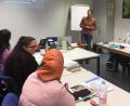 Bild: cog
Auswege aus der Mobbing-Falle zeigte die Psychologin Yvonne Straller-Höhlein vom Deutschen Kinderschutzbund (hinten stehend) auf. Die Teilnehmer des Elternintegrationskurses der VHS Amberg-Sulzbach hörten aufmerksam zu und diskutierten engagiert über dieses Thema.