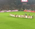 Bild: we
Hamburger Farbenlehre nach dem 2:0-Derbysieg: Die Profis des FC Sankt Pauli tragen ein Banner durchs Stadion.