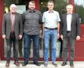 Bild: lep
Bürgermeister Jürgen Kürzinger gratuliert Berthold Schmid und Michael Eisner (von rechts) zu ihren Dienstjubiläen und würdigt ihr Engagement. VG-Geschäftsstellenleiter Alfred Rauch schließt sich den Glückwünschen an.