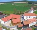 Bild: exb/Matthias Lorenz
Der sanierte Aiherlhof (links unten) in Mitterauerbach ist die Kulisse für die "Lange Nacht der Volkshochschulen".