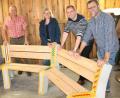 Bild: dl
Michael Zuber, Michael Strauch, Christina Blommer und Bürgermeister Walter Schauer (von rechts) gestalteten die „Gemeinsam-Bank“, die demnächst den Dorfplatz in Thanstein schmücken wird.