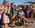 Bild: sön
„Saba z'dregad“ – Theresa, Phillip, Johannes und Luis – spielten zu den Tänzen der Kirwapaare auf.