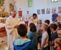 Bild: rha
Am Tag der Familien segnen Pater Robin und Diakon Dieter Gerstacker die Kinder in der Bergkirche.