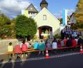 Bild: bkr
Der Männerchor Kulmain (hinten rechts) begleitete den von Pfarrer Markus Bruckner (hinten links) zelebrierten Gottesdienst zur Dorfkirchweih musikalisch.