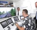 Bild: Hirsch
Der 43-jährige Jörg Bernklau saß am Montag erstmals am Fahrsimulator, um sich von Länderbahn-Geschäftsführer Wolfgang Pollety (rechts) und Ausbildungsleiter Kay Steiner (links) in die Bedienungstechnik eines Triebfahrzeuges einweisen zu lassen.