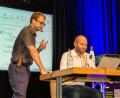 Bild: sus
Kevin Schmitz (links) gab beim "Live-Hacking" in der Nordgauhalle den "bösen Hacker", sein Kollege Markus Tröscher das unbedarfte "Opfer".