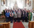 Bild: exb
Pfarrer Konrad Amschl, die Pastoralreferentin Maria Wagner und die Pfarrgemeinderatssprecher Markus Fichtner (Bärnau), Theresia Meindl (Hohenthan) und Monika Wild (Schwarzenbach) verteilten nach dem Gottesdienst rote Rosen an die 15 Ehepaare, die in diesem Jahr ein 25-, 40-, 50-, oder 60-jähriges Ehejubiläum hatten bzw. noch haben.