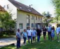 Bild: ds
Am Schulhaus Etzelwang trifft sich ein Teil der potenziellen Bewerber für die Gemeinderatsliste SPD-Freie Wählergemeinschaft.