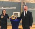 Bild: exb
Anett Grohnert von der Interessensgemeinschaft und Bankdirektor Bernhard Werner brachten für die Realschule einen Defibrillator mit.