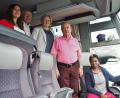 Bild: Bühner
Abosede Priscillia Jersak sitzt am Steuer ihres Omnibusses. Mit dabei (von links) Christina Schönberger, Jobcenter-Geschäftsführer Peter Witt, Sandra Weiß und Omnibusunternehmer Werner Berlinski.