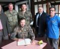 Bild: dl
Bürgermeister Walter Schauer, Oberstabsfeldwebel Christian Jagode, Hauptmann Stephan Schmitt, Hans Krämer, Ulrich Knoch (v. links) mit Philip Konieczny beim Eintrag ins Gästebuch der Gemeinde Thanstein.