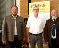 Bild: Hirsch
Kreisvorsitzender Ingo Schwieder, Chemiker und Imker Albrecht Friedle, Landesvorsitzender Edmund Hochmuth und Ortsvorsitzender Konrad Grauvogl (von links) sprachen bei der Landesversammlung der bayerischen Imkervereinigung in Schwandorf.