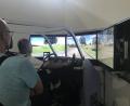 Bild: exb/Kreisbrandinspektion Neustadt/WN
Das Foto zeigt einen Lehrgangsteilnehmer beim Absolvieren einer Einsatzfahrt im Fahrsimulator.