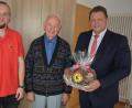 Bild: jr
Unser Bild zeigt Franz Baumgartner (Mitte), eingerahmt von 2. Bürgermeister Stefan Grillmeier (rechts) und Wolfgang Hecht, als Vertreter der Arbeiterwohlfahrt, die das Betreute Wohnen betreut und leitet.