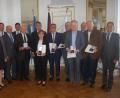 Josef Neubauer (mit Medaille, von links), Marianne Rauh, Reiner Gäbl, Johann Zehent, Roland Richter und Hans Kirschsieper nahmen die Auszeichnung in Regensburg von Regierungspräsident Axel Bartelt (Siebter von links) entgegen. Weitere Amtsträger gratulierten.