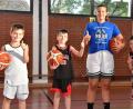 Bild: A. Schwarzmeier
Alina Hering (Mitte) trainiert die U10 der Hamm Baskets und will ihre Jungs zu einem verschworenen Team formen. Bei einem Seminar der Dirk-Nowitzki-Stiftung bekommt die 18-Jährige demnächst wertvolle Tipps in Sachen Motivation und Pädagogik.