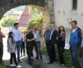 Bild: dl
Die Delegation mit Martin Stahr (Dritter von links) und Raimund Karl (Vierter von rechts) besichtigte verschiedene Trockenmauern, die im Zug der Dorferneuerung saniert werden.