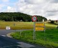 Bild: ds
Die Beschränkung auf ein Gesamtgewicht von 30 Tonnen für die kurze Brücke der Kreisstraße über den Reinbach (am linken Bildrand) zwingt den schwereren Warenverkehr der Kirchenreinbacher Betriebe zu weiträumigen Umfahrungen. Eine Änderung mit der Vorgabe auf eine maximale Achslast würde Abhilfe schaffen.
