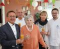 Bild: njn
Hildegard Horn (dritte von links) feiert ihren 90. Geburtstag. Mit auf dem Bild (von links) Bürgermeister Hans Donko, stellvertretender Heimleiter Wolfgang Gruber, Verwaltungsangestellte Rosi Weiß und Pfleger Sandro Trottmann.