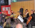 Bild: Heiner Brückner
Das Minguet-Quartett und Bariton Dietrich Henschel (Mitte) überzeugten beim Kammermusikabend der Weidener Max-Reger-Tage im Foyer der Sparkassenzentrale Oberpfalz-Nord.