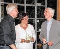 Bild: gio
Bauernbühnen-Vorsitzender Norbert Altmann und Kassier Helga Vogt (von links) überreichten dem Chef der Amberger Tafel, Bernhard Saurenbach, die 500-Euro-Spende.