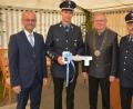 Bild: jr
Symbolisch übergab Bürgermeister Ernst Neumann (2. von rechts) den Schlüssel für das neue Gerätehaus an Kommandant Stefan Heindl (2. von links). Dazu gratulierten stellvertretender Landrat Dr. Alfred Scheidler (links) und Kreisbrandrat Andreas Wührl.