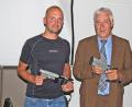 Bild: Dobmeier
Pierre Jander (links) und Stadtverbandsvorsitzender Reinhard Meier mit einer Laserpistole, die bei der Sportart Laser-Run benutzt wird.