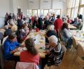 Bild: Kunz
Den Krankengottesidenst lassen die Gläubigen beim gemütlichen Beisammensein im Pfarrheim Herz Jesu ausklingen.