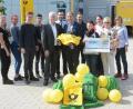 Bild: Gabi Schönberger
Der Leiter des SOS-Kinderdorfes in Immenreuth, Holger Hassel (Mitte, mit Bobby-Car) freut sich über die Spende der Post und ihrer Angestellten.