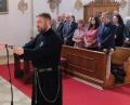 Bild: mab
Das Kreuz, als besonderes Zeichen der Passionisten, erhält Frater Vinzenz Schlosser CP aus den Händen von Provinzial Pater Gregor Lenzen in Anwesenheit seiner Familie und langjährigen Wegbegleitern. Der Ordensmann bekennt sich damit zu einem Leben in der Nachfolge Jesu und im Besonderen der Verehrung des Leidens Christi.