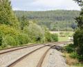 Bild: bkr
Ab hier würde es bei der Alternative 3 gerade weiter direkt zum und durch den Schwarzberg (Hintergrund) gehen. Ein Tunnel würde durchgestochen und die Staatsstraße 2665 von Kulmain nach Brand untertunnelt werden.