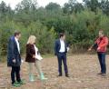 Bild: Gabi Schönberger
Aufforstungen werden schneller zu Wald als viele meinen. Wolfgang Winter, Leiter der Forstabteilung (von rechts), erläuterte Baudezernent Oliver Seidel, Kämmerin Cornelia Taubmann und Wirtschaftsförderer Nicolas Lahovnik die Entwicklung auf Grundstücken im Bereich des Wasserwerks. Ackerland, dahinter etwa achtjähriger Bestand und dahinter wiederum 13-jährige Bäume (Linden Eichen, etwas Tanne), die bereits als Wald gelten.