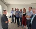 Bild: exb
Hubert Saradeth (links) von der Abteilung Gebäudemanagement des Landkreises erläuterte den SPD-Krreisräten den Stand der Arbeiten an der ehemaligen Landwirtschaftsschule. Im Bild von rechts: Fraktionsvorsitzender Winfried Franz, Richard Gaßner, stellvertretende Landrätin Brigitte Bachmann, Joachim Bender, Dr. Armin Rüger, Günther Cermak und Michael Rischke.