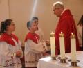Bild: frd
In einem feierlichen Akt vor dem Altar sind beim Festgottesdienst Milena Schmal und Andreas Brandstätter von Pfarrer Herbert Rösl in die Ministrantenschar aufgenommen worden.