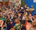 Bild: dob
Erzieherin Anne Hassmann nimmt nach 30 Jahren in der Kindertagesstätte Don Bosco Abschied und geht in den wohlverdienten Ruhestand. Kinder singen und winken für sie persönlich ein letztes Mal .