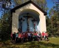 Bild: hzi
Die Thurndorfer Wallfahrergruppe vor der 1725 erbauten Kreuzbergkapelle über der Stadt Pottenstein.